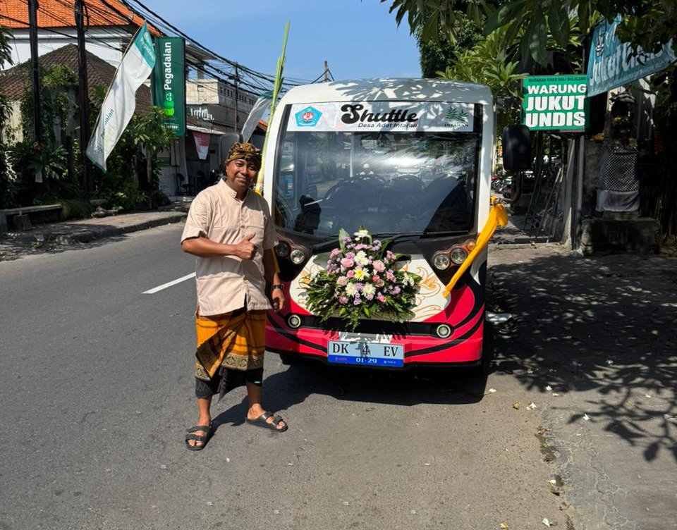 Dokumentasi iring iringan Pernikahan naik Shuttle Intaran. <br> Cukup naik Shuttle Desa Adat Intaran, bersama pasangan tercinta menuju tempat suci pernikahanmu.
          Sebuah perjalanan singkat yang penuh makna — sederhana, bersahaja, dan selaras dengan alam.
          Tanpa polusi, tanpa kemacetan, hanya kebahagiaan dan udara segar yang menemani langkah menuju awal kehidupan baru.
          Senyum warga, indahnya suasana desa, dan harmoni budaya lokal menjadi saksi perjalanan cintamu.
          